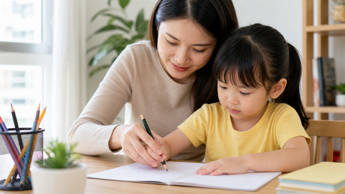 Ảnh minh họa phụ huynh hướng dẫn bé cầm bút
