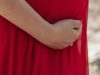 Thai 26 tuần: bé mở mắt dần, mẹ chú ý đau lưng và chuẩn bị tam cá nguyệt ba Mẹ bầu chăm sóc thai kỳ tuần 26 trong khung cảnh mẹ bầu đặt tay lên bụng