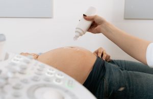 Thai 29 tuần: bé tăng cân nhanh, mẹ chú ý khó thở và giấc ngủ Mẹ bầu chăm sóc thai kỳ tuần 29 trong khung cảnh mẹ bầu trong buổi tư vấn
