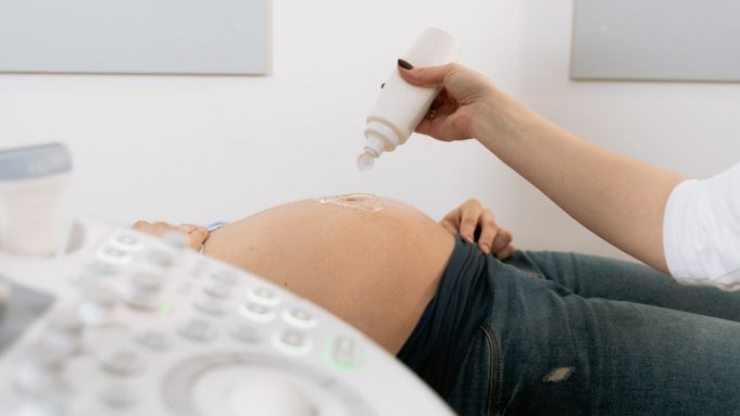 Mẹ bầu chăm sóc thai kỳ tuần 29 trong khung cảnh mẹ bầu trong buổi tư vấn