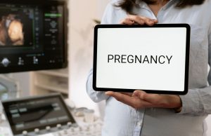 Thai 30 tuần: bụng lớn nhanh, mẹ chuẩn bị hồ sơ sinh và chăm lưng hông Mẹ bầu chăm sóc thai kỳ tuần 30 trong khung cảnh theo dõi thai kỳ cùng nhân viên y tế
