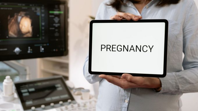 Mẹ bầu chăm sóc thai kỳ tuần 30 trong khung cảnh theo dõi thai kỳ cùng nhân viên y tế