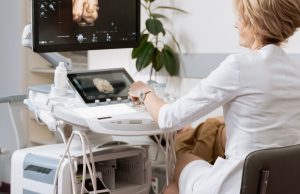 Thai 31 tuần: bé đạp rõ hơn, mẹ phân biệt gò sinh lý và dấu hiệu cần khám Mẹ bầu chăm sóc thai kỳ tuần 31 trong khung cảnh khám thai và chuẩn bị sinh