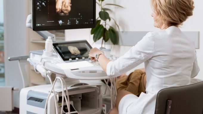 Mẹ bầu chăm sóc thai kỳ tuần 31 trong khung cảnh khám thai và chuẩn bị sinh