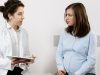 Thai 9 tuần phát triển như thế nào? Dấu hiệu mẹ bầu cần biết Mẹ bầu trao đổi với bác sĩ trong buổi khám thai tuần 9