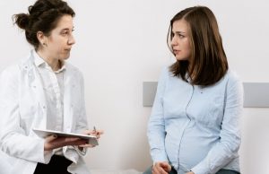 Thai 9 tuần phát triển như thế nào? Dấu hiệu mẹ bầu cần biết Mẹ bầu trao đổi với bác sĩ trong buổi khám thai tuần 9